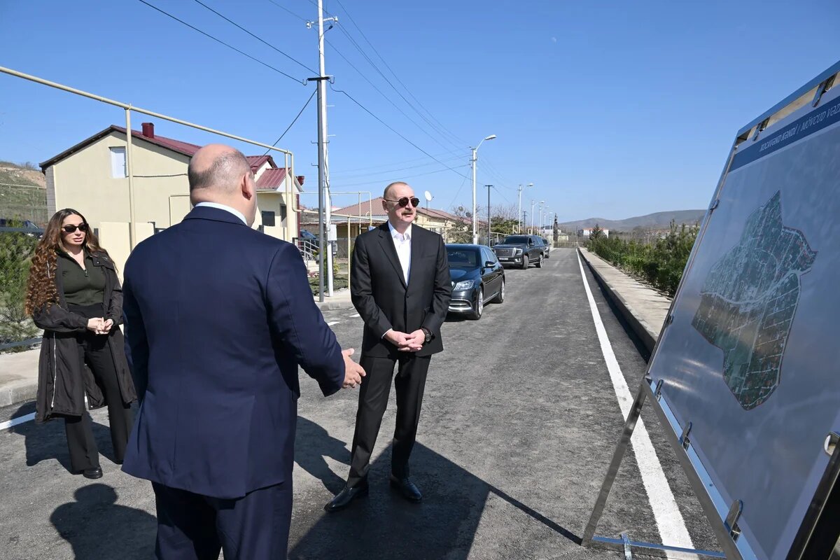 İlham Əliyev Xocavənd kəndində görülmüş işlərlə tanış olub - FOTO