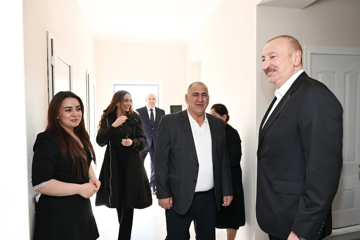 İlham Əliyev Xocavənd kəndində görülmüş işlərlə tanış olub - FOTO