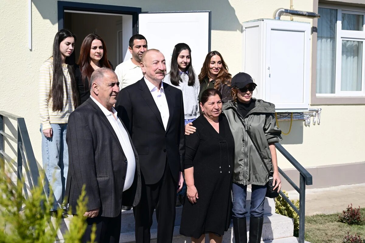 İlham Əliyev Xocavənd kəndində görülmüş işlərlə tanış olub - FOTO