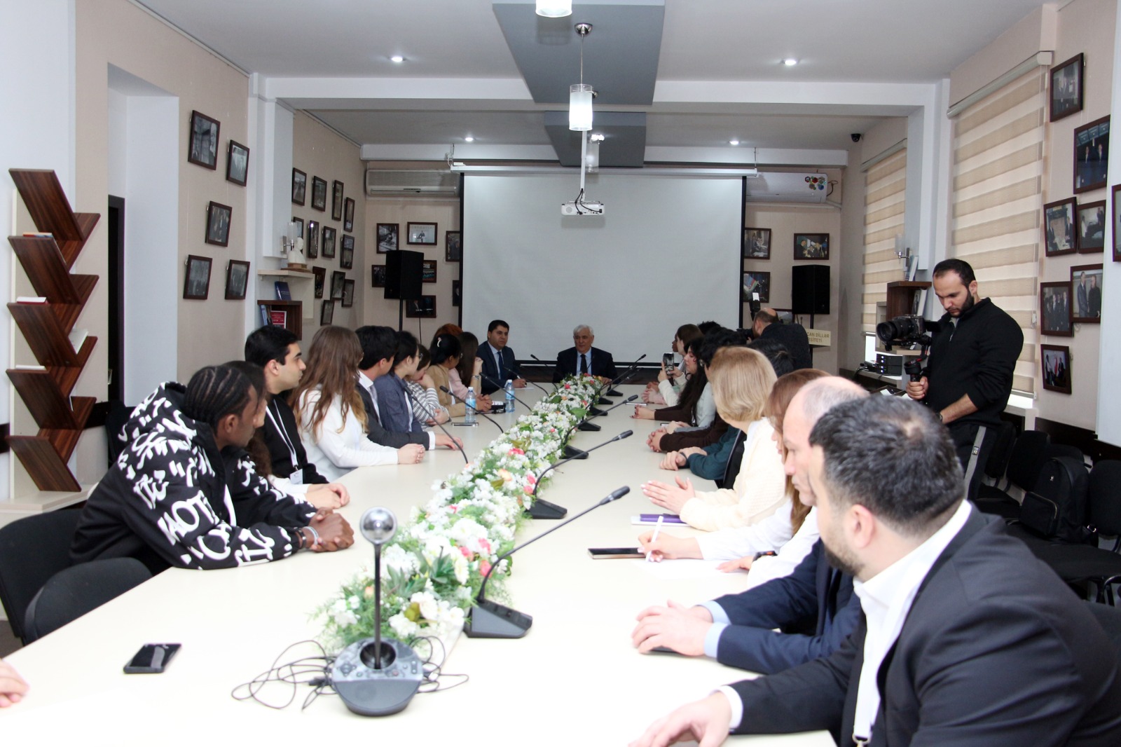XVII Beynəlxalq Multikulturalizm Məktəbinin iştirakçıları akademik Kamal Abdullayevlə görüşüblər - FOTO