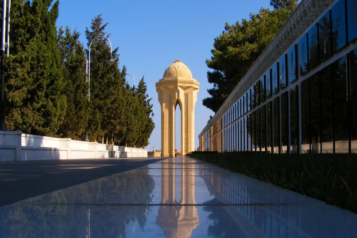 Antonio Koşta Şəhidlər xiyabanını ziyarət edib