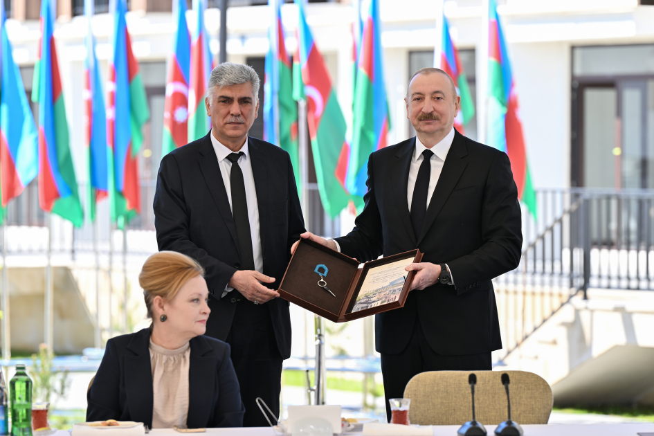Prezident İlham Əliyev Zəngilan şəhərindəki ilk yaşayış kompleksinə köçən ailələrlə görüşüb