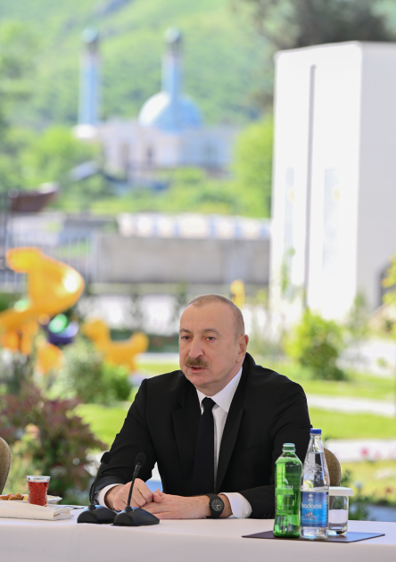 Президент Ильхам Алиев встретился с семьями, переехавшими в первый жилой комплекс в городе Зангилан