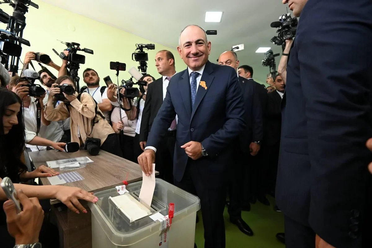 Paşinyan parlament seçkiləri çərçivəsində səs verib