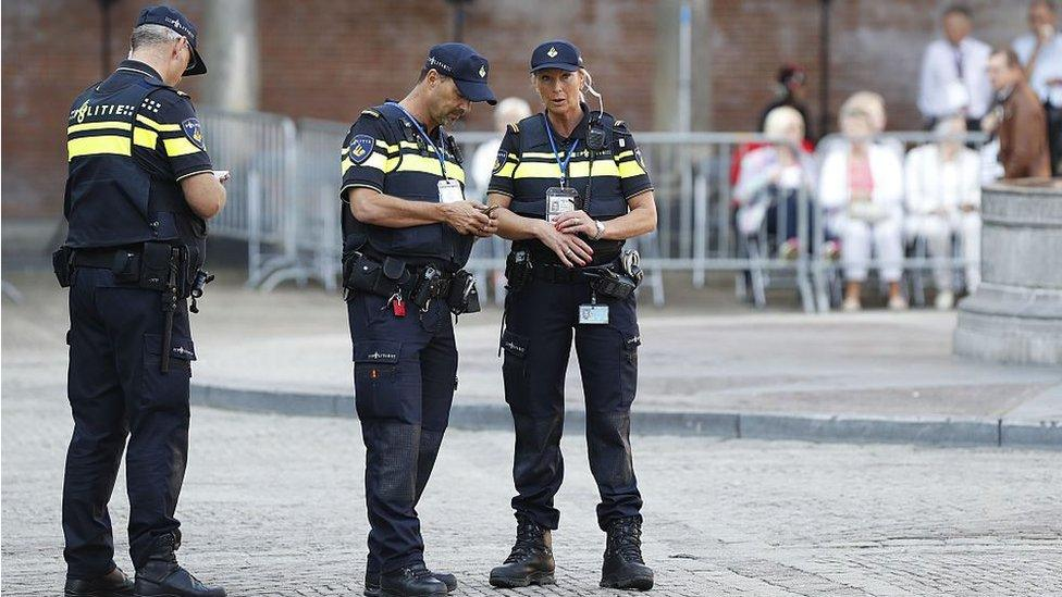 Niderland polisi kütləvi iğtişaşlara müdaxilə edib