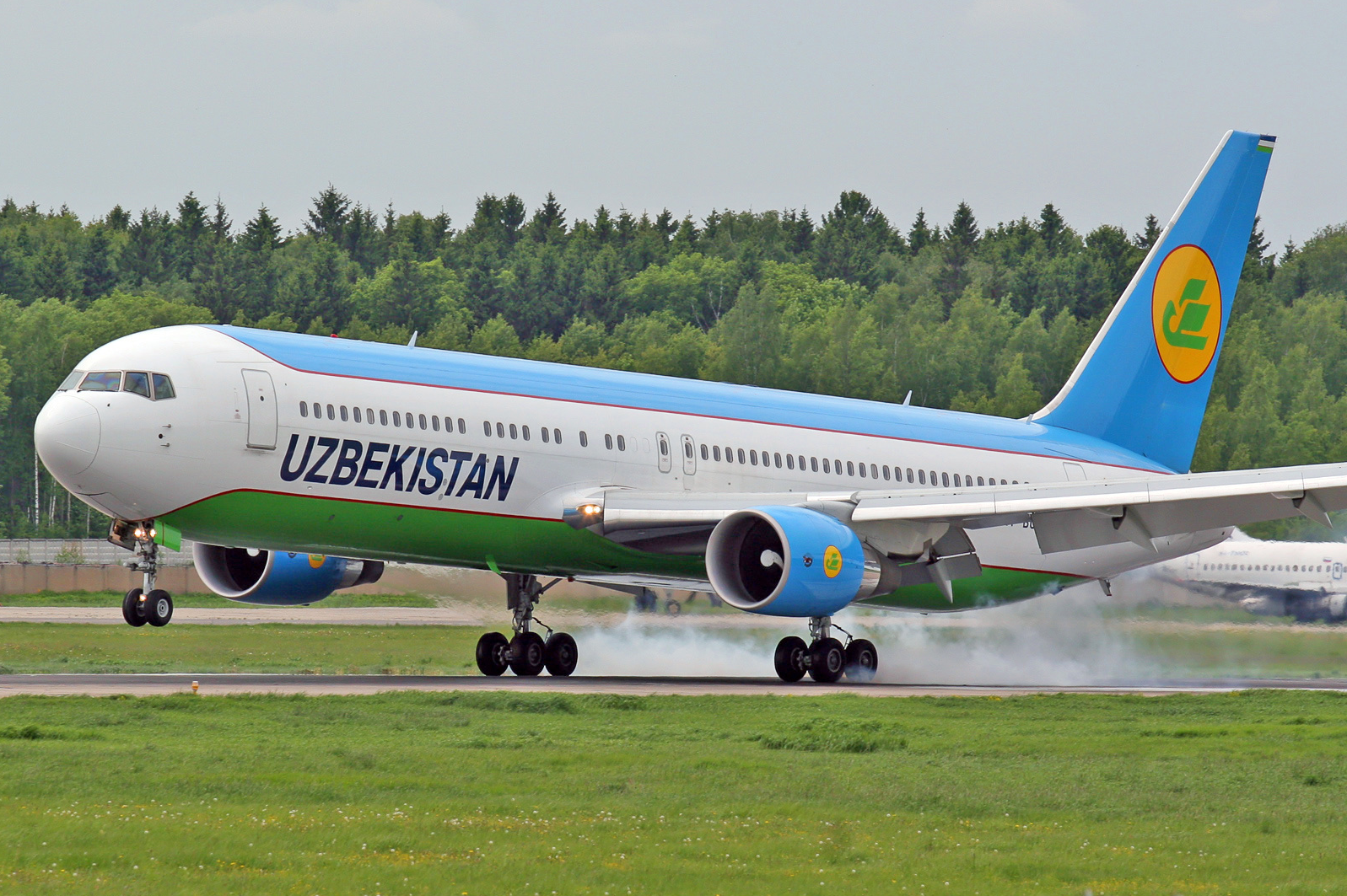 Özbəkistanın milli aviadaşıyıcısı Rusiya reyslərini azaldır