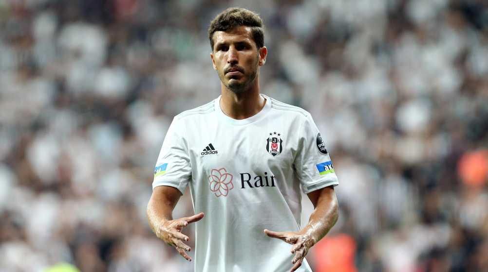 “Beşiktaş” təcrübəli yarımmüdafiəçi ilə yollarını ayırıb
