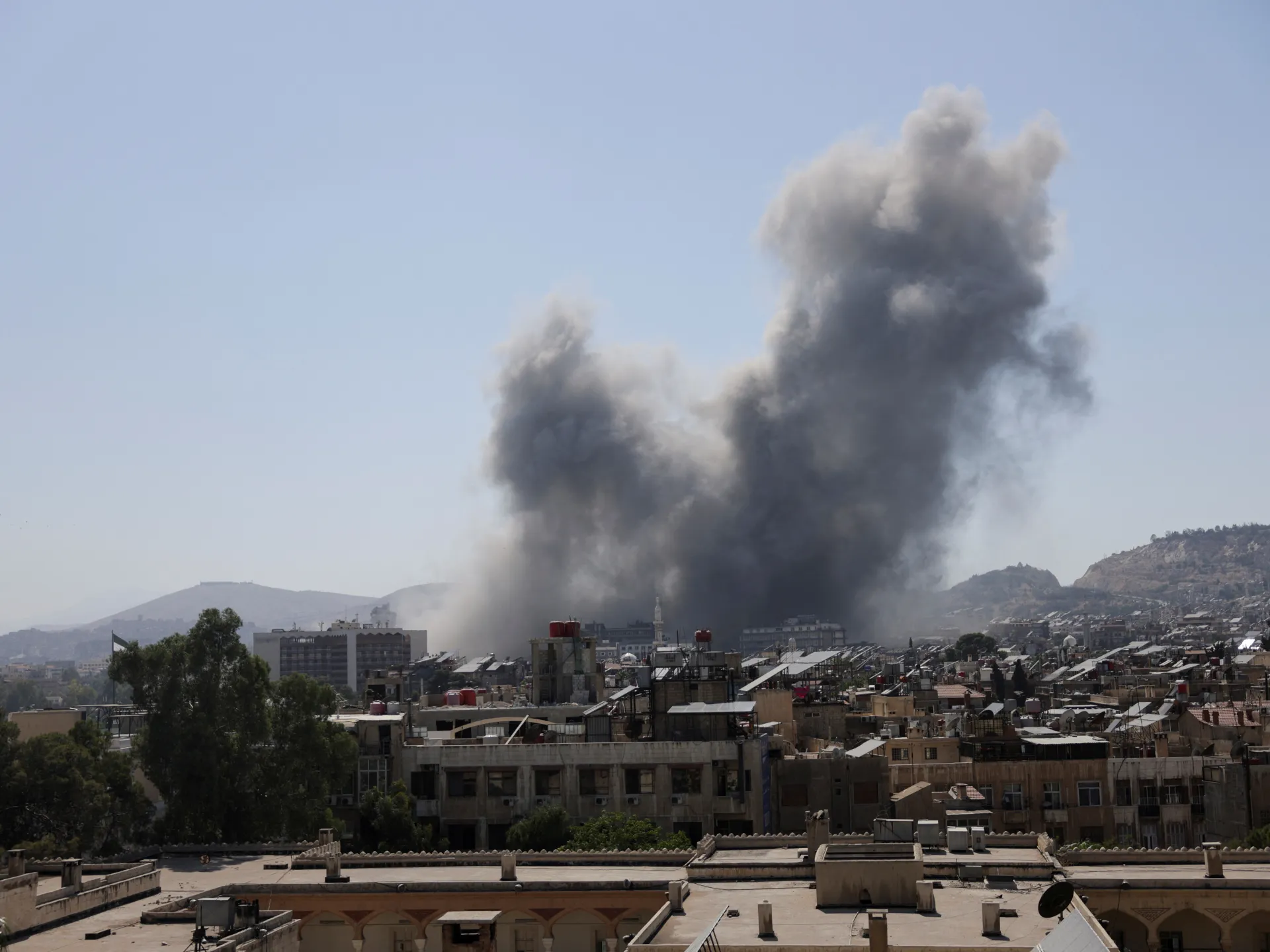 Explosions reported near hotel hosting Macron in Damascus
